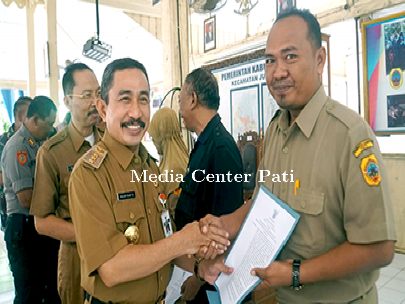 Bupati_Serahkan_SK_17_Pj_Kades_di_Juwana.png