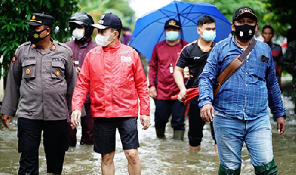 bupati_tinjau_banjir.jpg