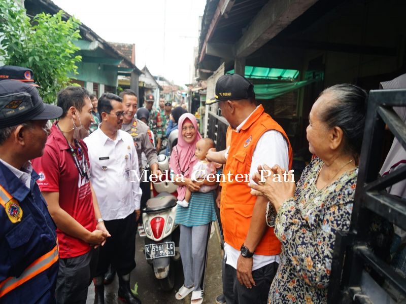 Tinjau Banjir Juwana, Henggar Ajak Bersinergi untuk Kemanusiaan 