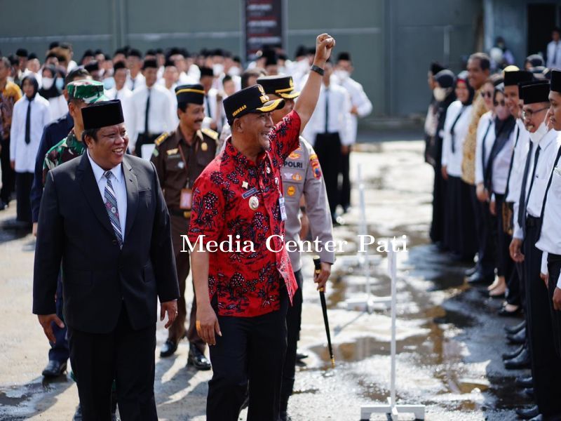 Hadiri Pelantikan PPS Kabupaten Pati, Henggar Ikut Tandatangani Papan Deklarasi Pemilu Damai