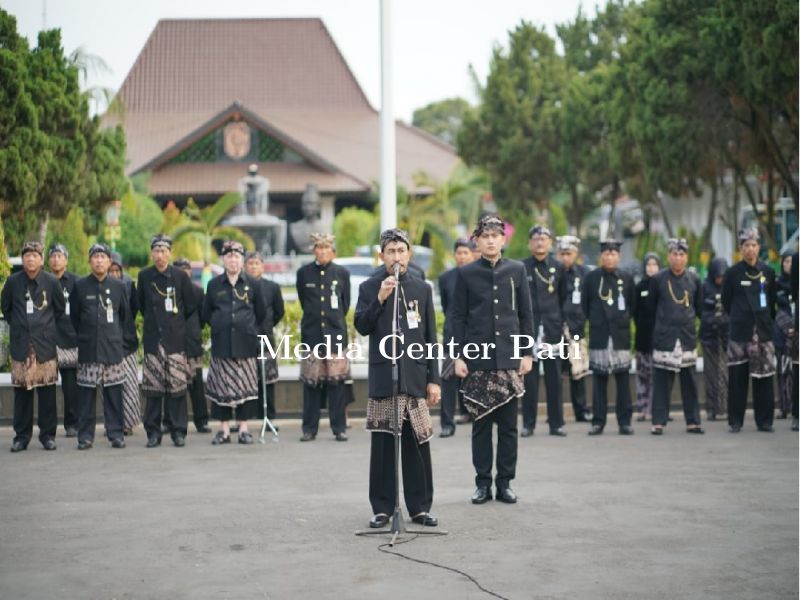 ASN PATI MULAI MEMAKAI PAKAIAN ADAT PATI