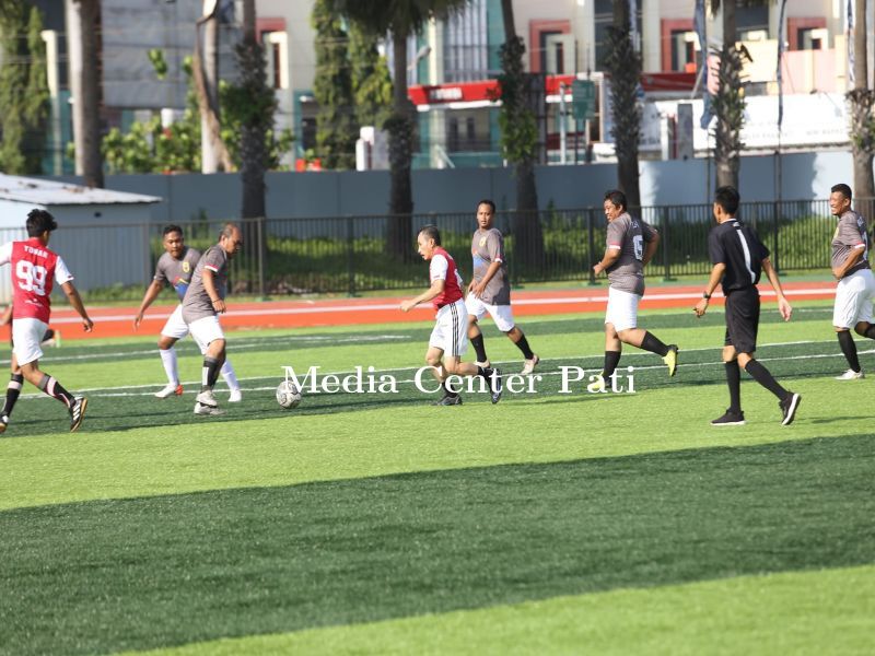 Bupati Pati Cetak Gol Pada Fun Game Sepakbola di Stadion Joyokusumo