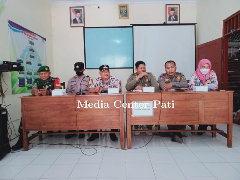 Pembentukan Anggota Satlinmas Kelurahan Parenggan