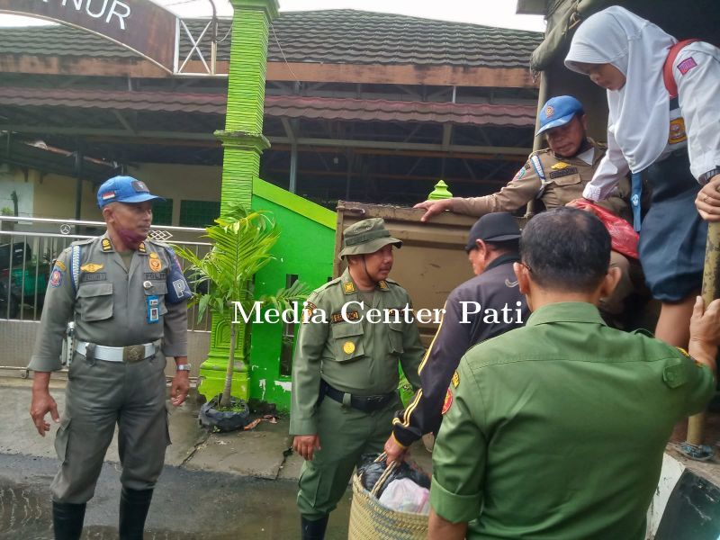 Satpol PP Ikut Peduli Korban Banjir