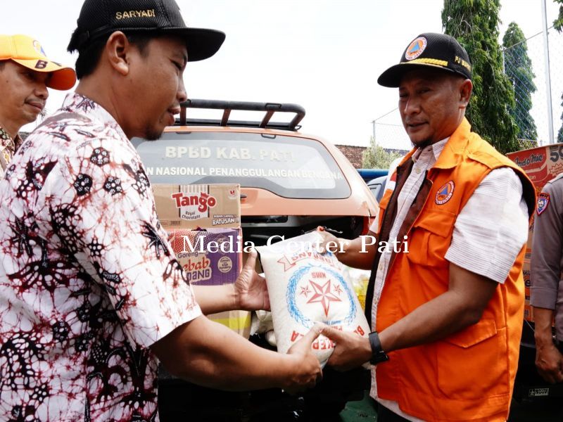 Secara Simbolis PJ Bupati Serahkan Bantuan di Desa Mintobasuki