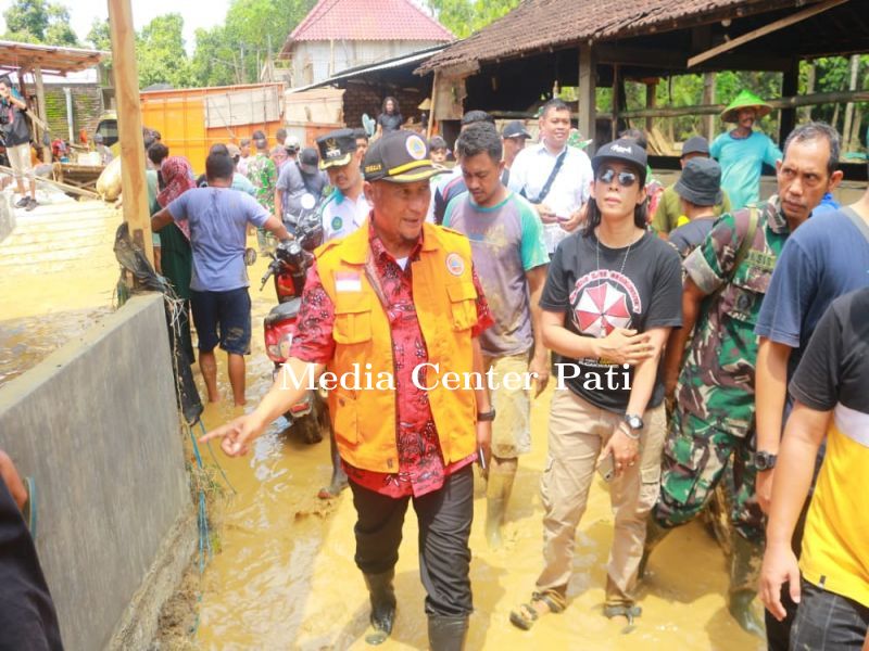 tinjau_banjir_wonong_2.jpg