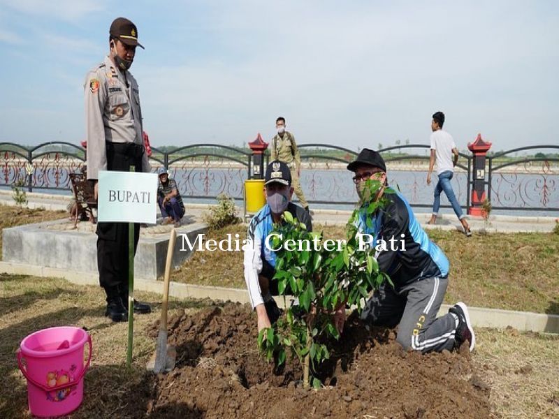 ADANYA EMBUNG MEMBANTU PARA PETANI DALAM PENGAIRAN SAWAH