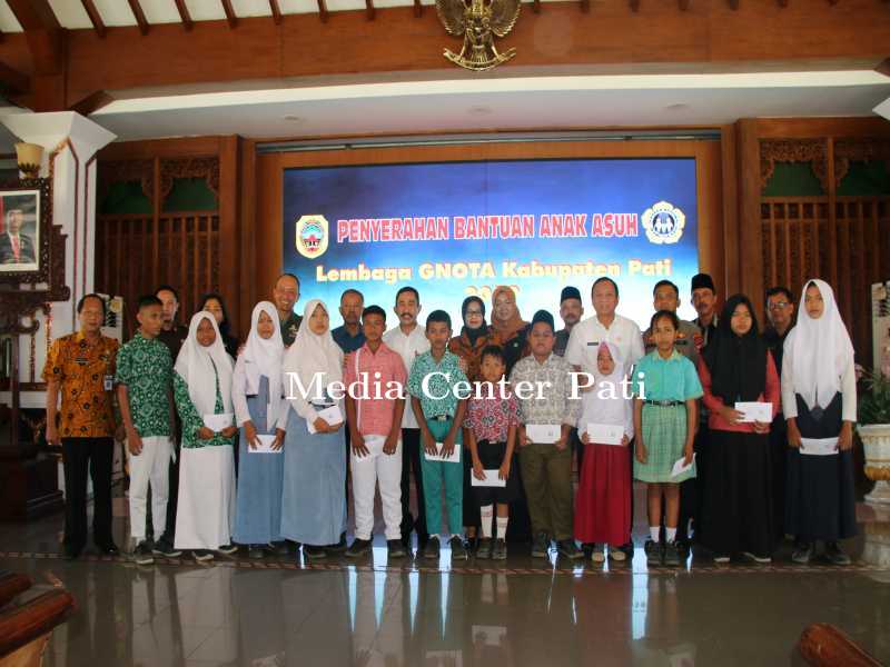 PEDULI PENDIDIKAN ANAK , BUPATI DAN GNOTA SERAHKAN BANTUAN PADA 205 ANAK