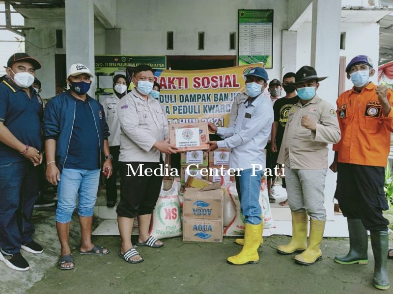 KWARCAB PRAMUKA DAN KADIN PATI DISTRIBUSIKAN BANTUAN KEPADA KORBAN BANJIR