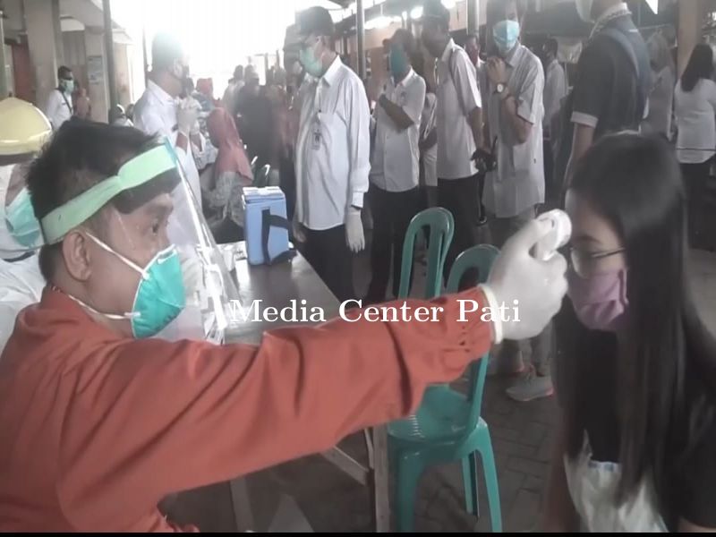 BUPATI JELASKAN RAPID TEST UNTUK LINDUNGI PEDAGANG