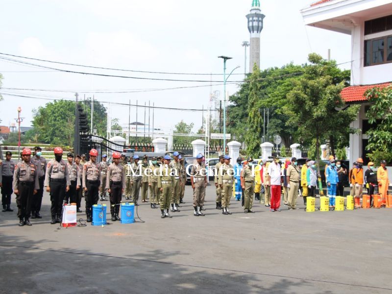 TANGKAL COVID19 PEMKAB PATI LAKUKAN PENYEMPROTAN DISINFEKTAN