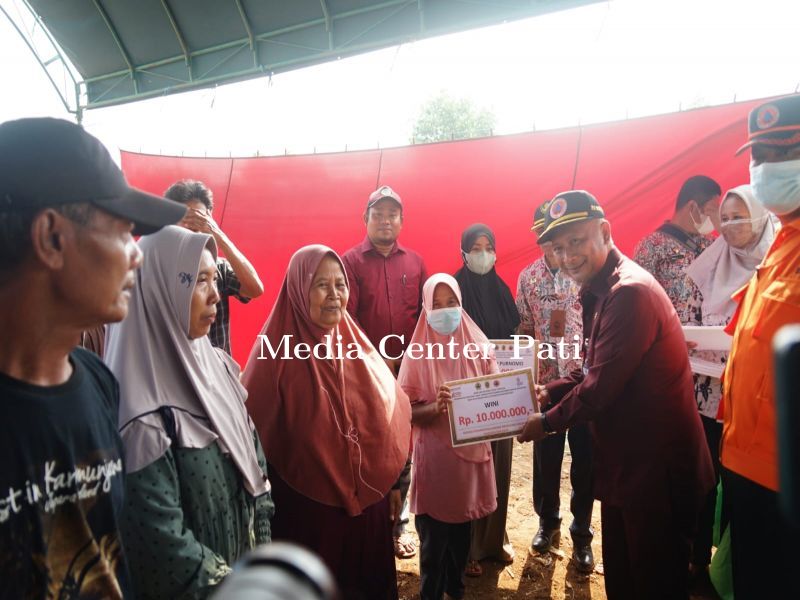 Pj Bupati Pati Salurkan Bantuan Pemprov untuk Korban Banjir Bandang Margoyoso 