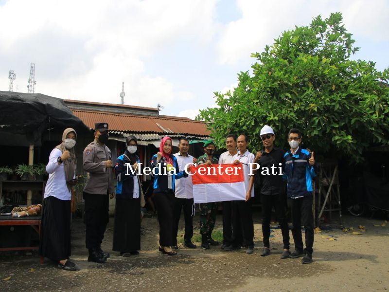 Wujud Cinta Tanah Air Diskominfo Pati Bagikan Bendera Merah Putih