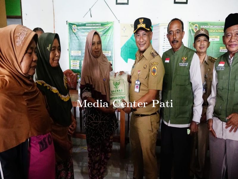 Henggar Serahkan Bantuan Beras Baznas untuk Korban Banjir