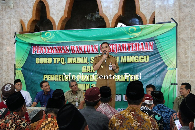 BUPATI HARYANTO SERAHKAN BANTUAN KESEJAHTERAAN KEPADA 13 RIBU GURU TPQ MADIN KABUPATEN PATI TERMASUK