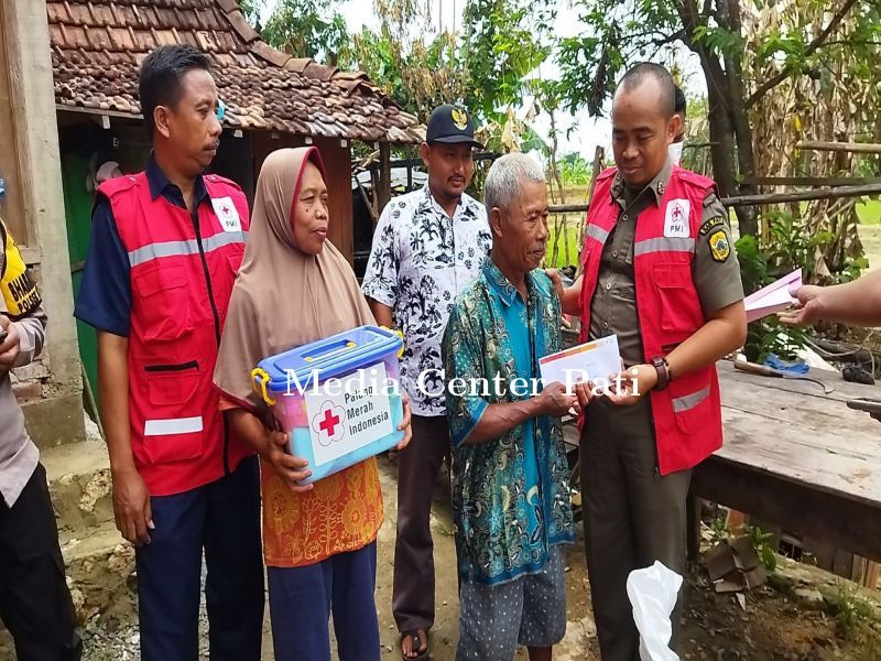 PMI Kabupaten Serahkan Bantuan Korban Kebakaran di Desa Karangawen