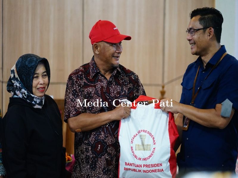 Pj Bupati Hadiri Penyerahan Seribu Paket Sembako dari Staf Kepresidenan 