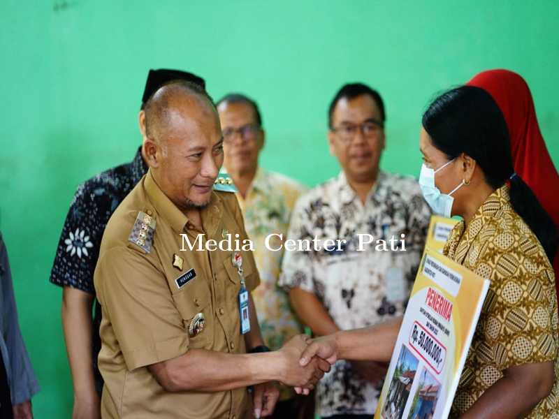 15 Warga Desa Banyotowo Terima Bantuan Stimulan Rumah Swadaya