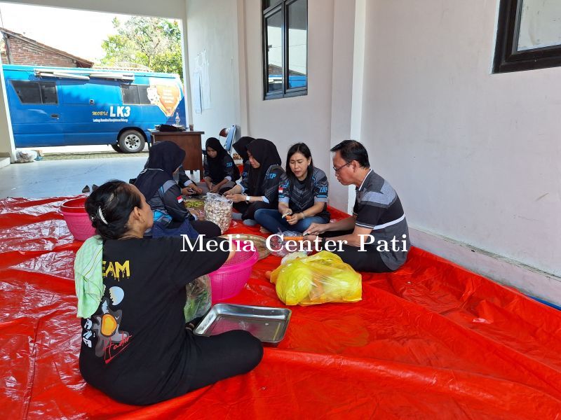 Diskominfo Bantu Aktivitas Penyiapan Makanan Bagi Korban Banjir