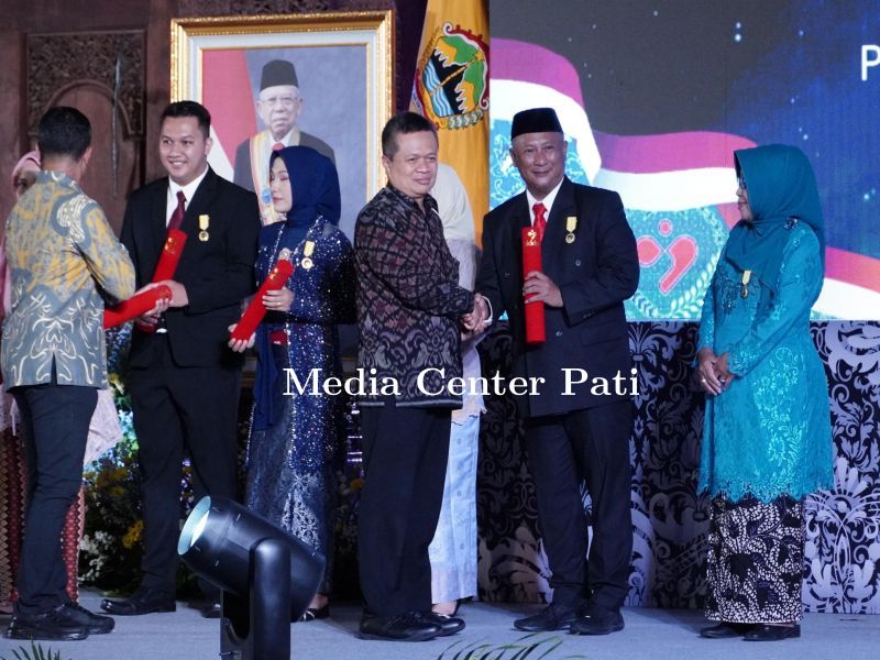 Harganas 2024, Pj Bupati Pati dan Istri Terima Anugerah Penghargaan Dharma Karya Kencana