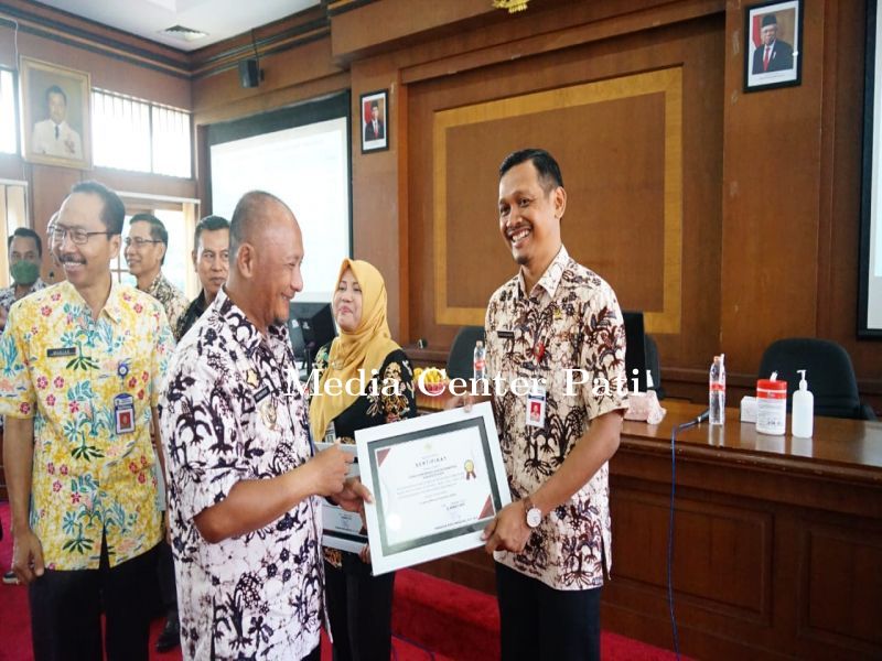 Hadiri Workshop Kebijakan Inovasi Daerah, Pj Bupati Serahkan 7 Penghargaan untuk OPD