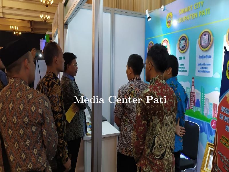 MENTERI JOHNNY G PLATE KUNJUNGI STAND SMARTCITY PATI