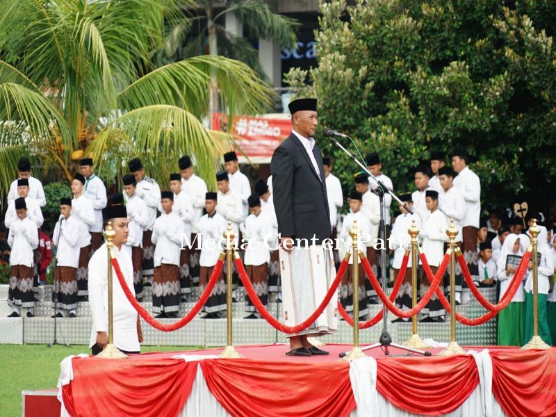 Puncak Hari Santri, Henggar Pimpin Apel dan Kirab Akbar