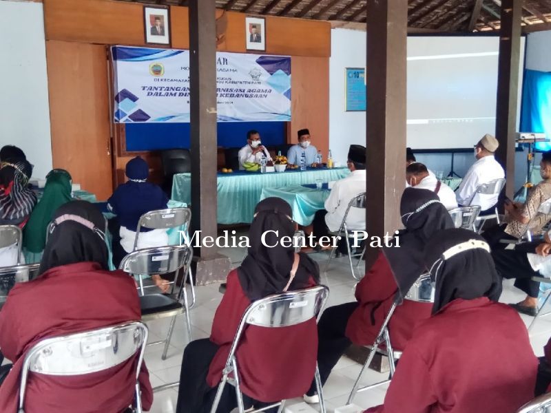 PERKUAT MODERASI AGAMA DALAM DINAMIKA KEBANGSAAN, KKN-IK IAIN KUDUS KECAMATAN TLOGOWUNGU ADAKAN SEMI