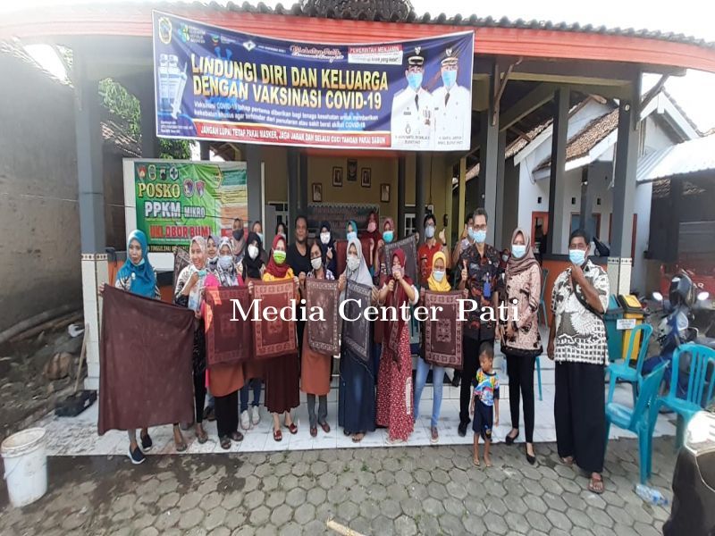 PELATIHAN BATIK PEWARNA ALAMI MANGROVE DI DESA TUNGGULSARI