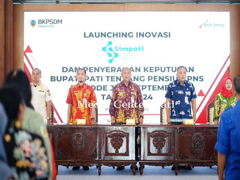 Pj Bupati Pati Serahkan SK Pensiun ASN Periode Juli-September 2024