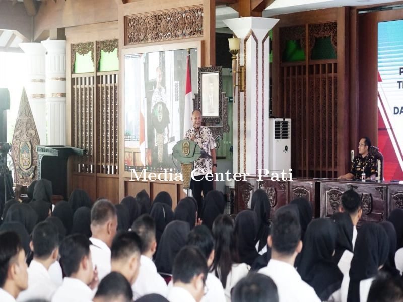 Serahkan SK, Henggar Sebut Pemerintah Bakal Siapkan Rekrutmen Ribuan PPPK Lagi  