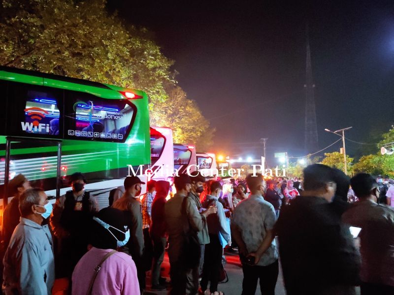 Bupati Pati Sambut Kedatangan Bus Pemudik Gratis