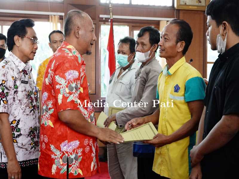 Pj Bupati Serahkan Santunan Kematian Senilai Total Rp 258 Juta