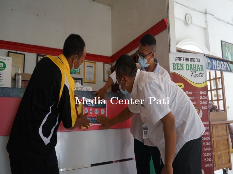 Wujudkan Rasa Aman dan Nyaman , Dinkes Pasang Stiker Vaksinasi Booster