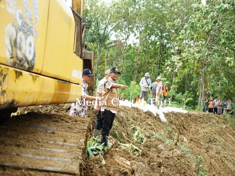 Perbaikan Tanggul Jebol di Tambahagung Ditinjau Langsung oleh Pj Bupati Pati 