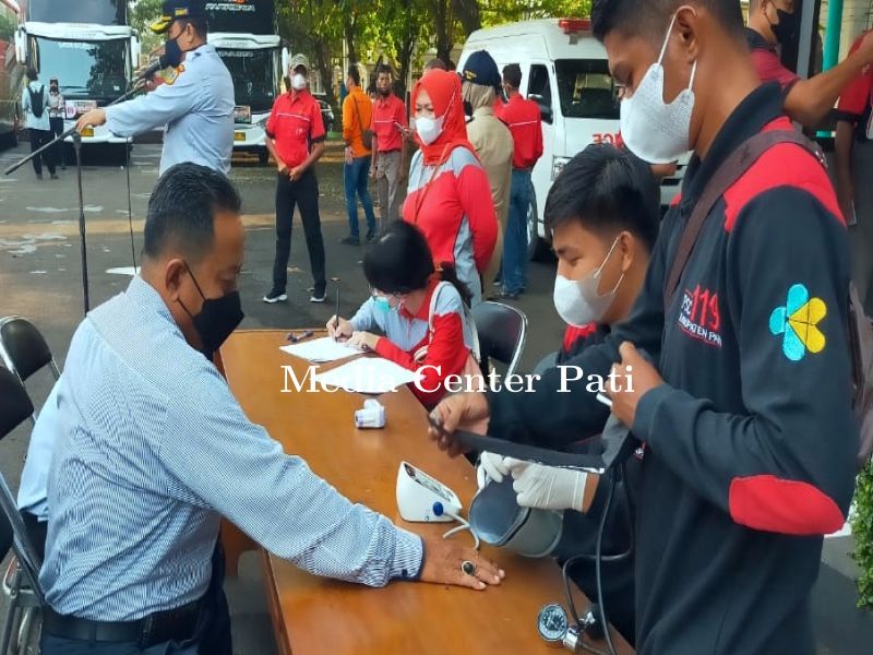 Dinkes Lakukan Test Kesehatan Pada Crew dan Driver Bus Pemudik
