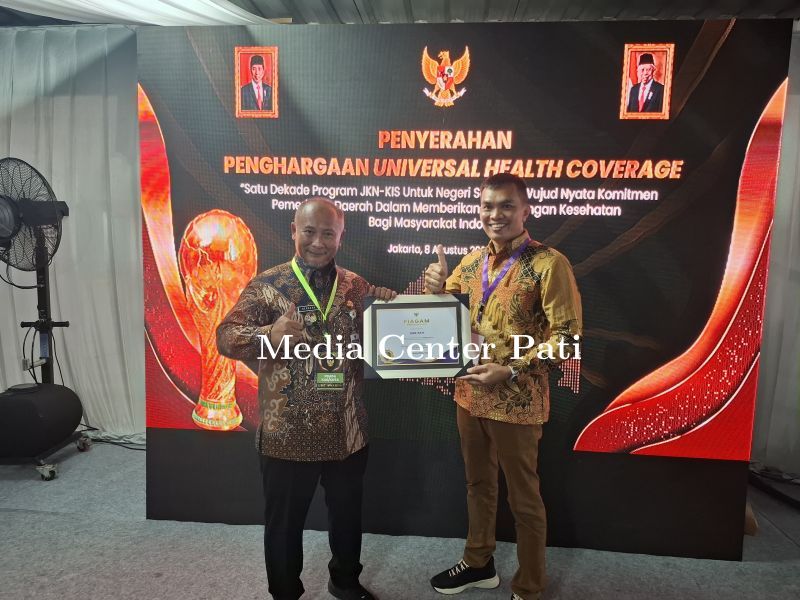 Pj Bupati Pati Terima UHC Awards 2024